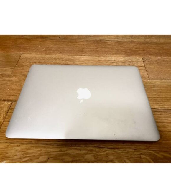 Macbook Air 13.3" Laptop - Intel Core i5 with 4GB Memory - 128GB SSD - Silver - Picture 4 of 10